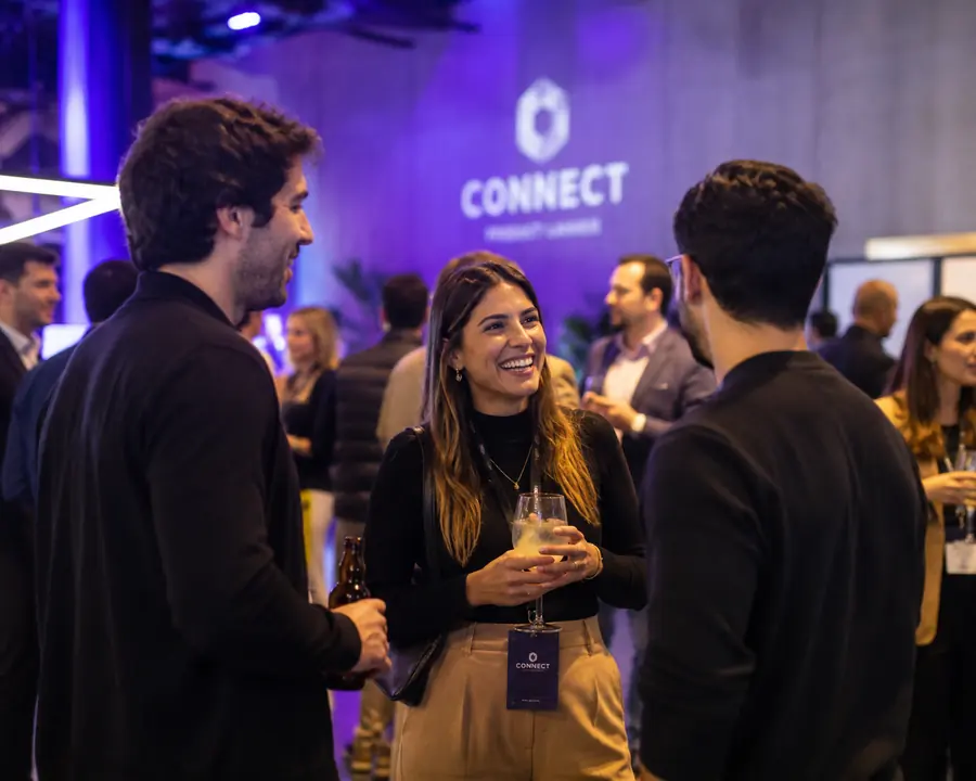 Convidados conversando em um lançamento de produto.