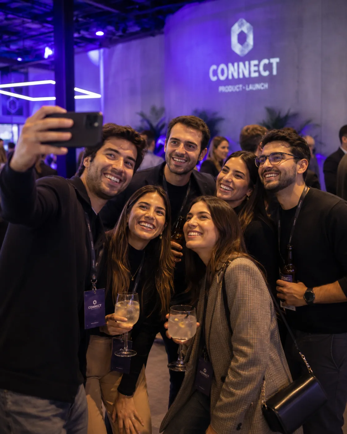 Grupo de convidados sorrindo em evento corporativo.