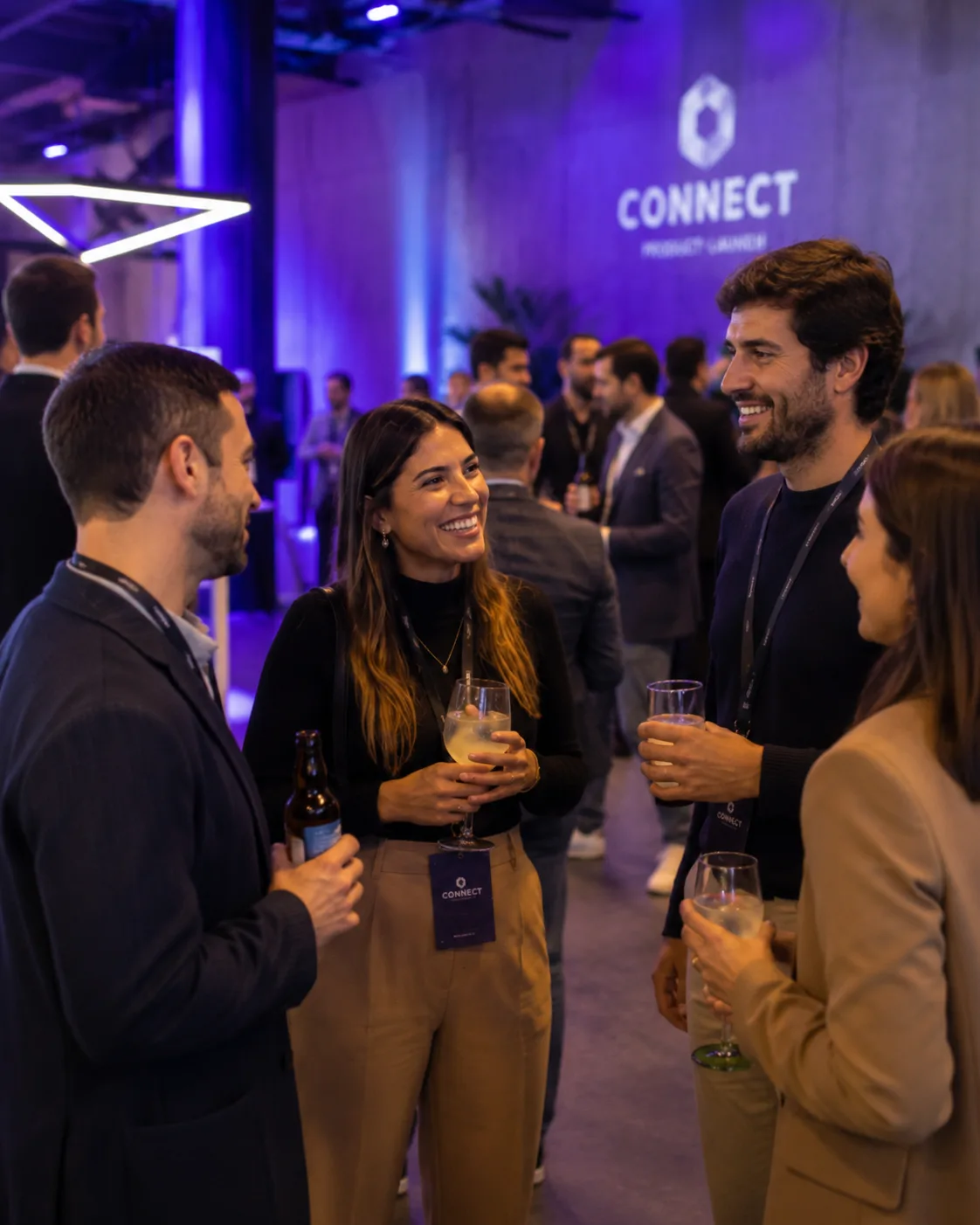 Participantes conversando em evento da Connect.