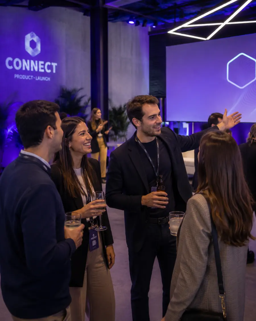 Convidados conversando em evento corporativo.