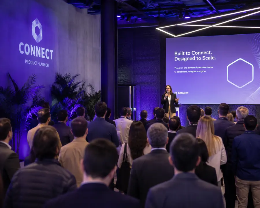 Palestra em evento corporativo com plateia.