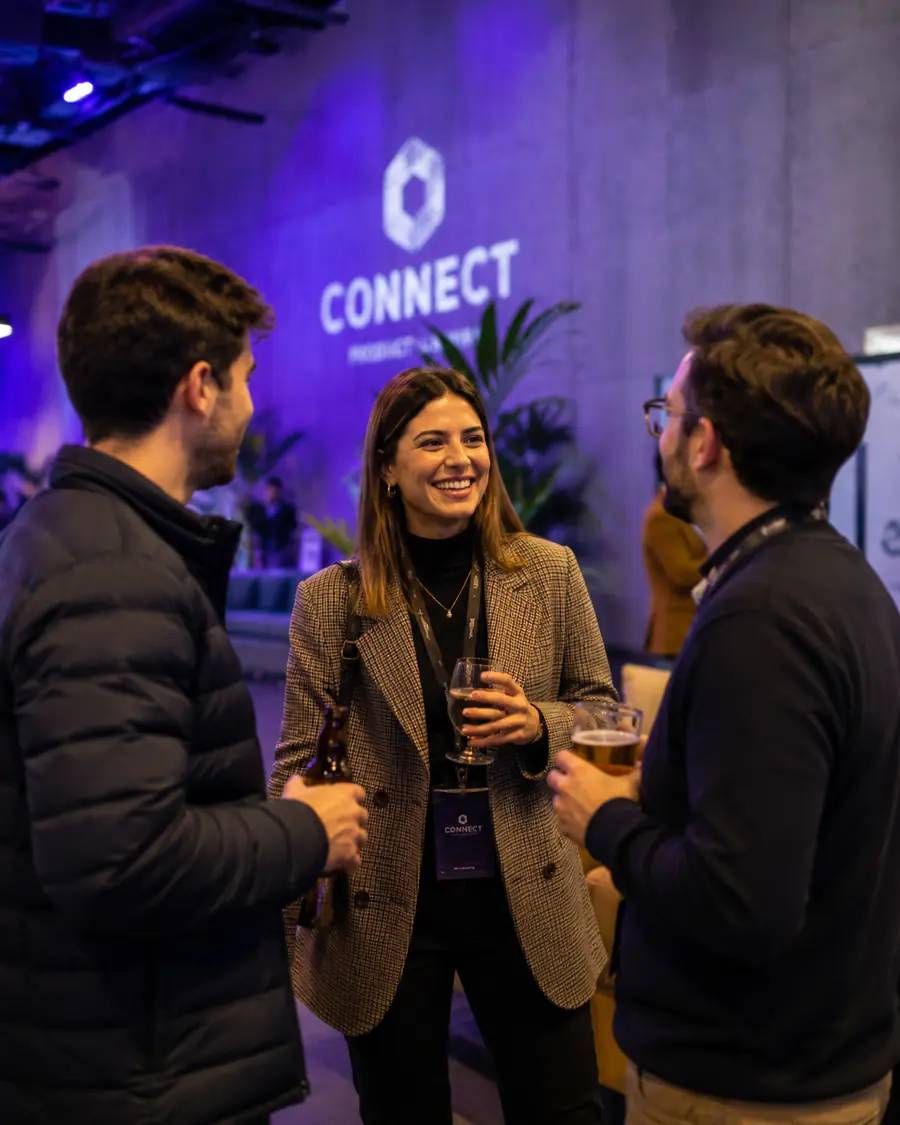 Pessoas brindando em evento corporativo.